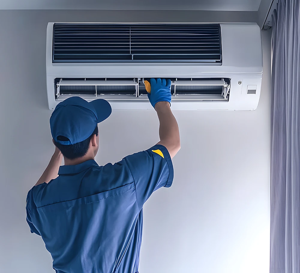 Technicien en train de réparer une clim