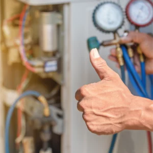 Photo d'un technicien des dépanneurs solidaires