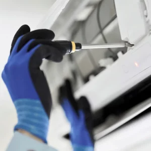 Mise en service d'une clim par un technicien