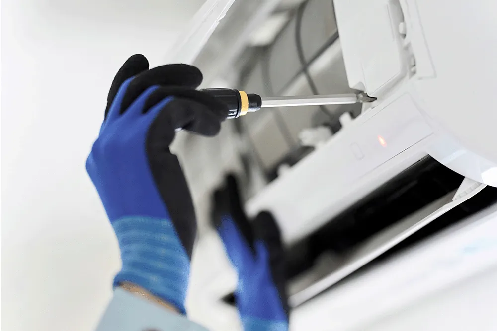 Mise en service d'une clim par un technicien