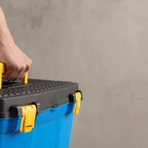 Technicien avec sa caisse à outils